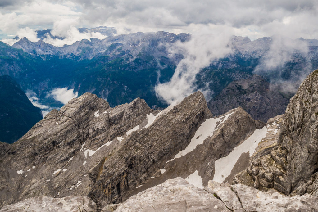 Die Berglandschaft in den Alpen auf über 2300 Meter Höhe zeigt die Watzmannkinder im Nationalpark Berchdesgaden mit schönen Hochwolken.
