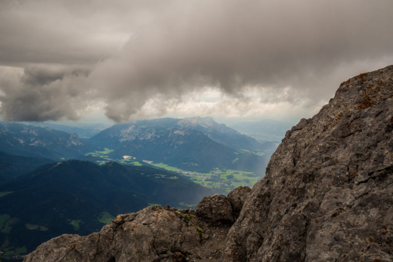 Der Weg zum Hocheck führt über felsiges Gelände und ermöglicht einen Blick auf den Nationalpark Berchtesgaden.