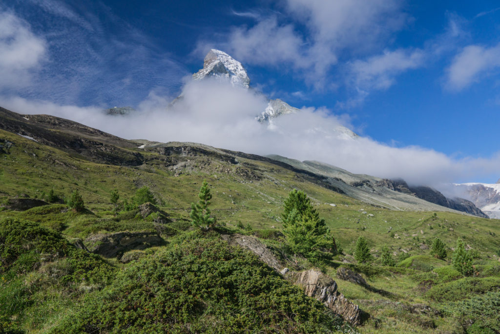Blick auf die Nordseite des Matterhorns, das noch im Nebel liegt