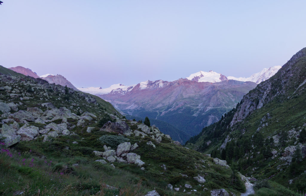 Blaue Stunde in den Schweizer Alpen